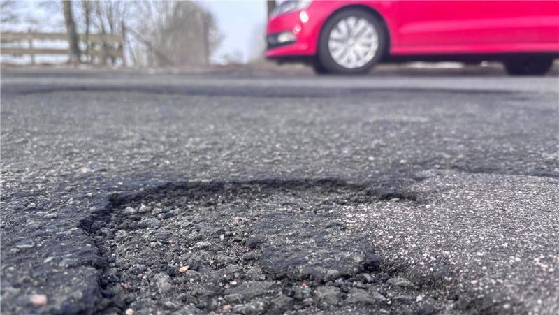 Die Ortsdurchfahrt der Landesstraße L124 ist seit Jahren in einem schlimmen Zustand.