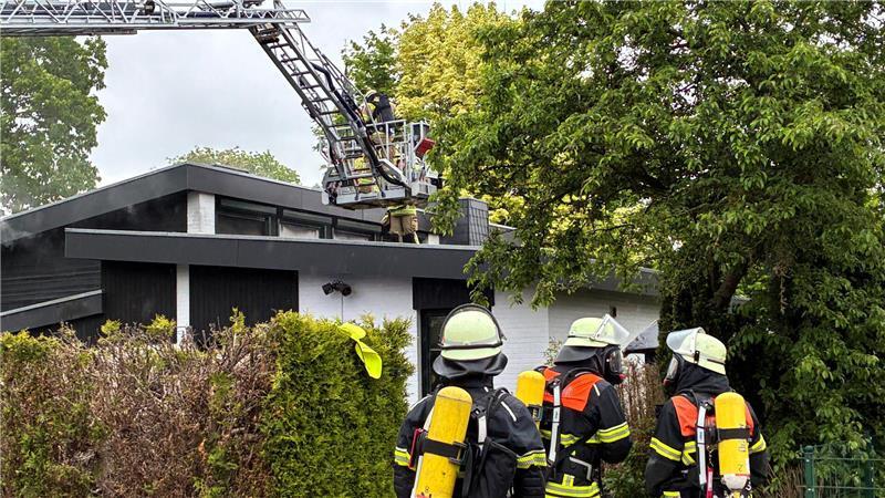 Feuer in Estebrügge: Junge Familie verliert ihr Zuhause Die Ortsfeuerwehr Buxtehude unterstützt die Altländer mit der Drehleiter.
