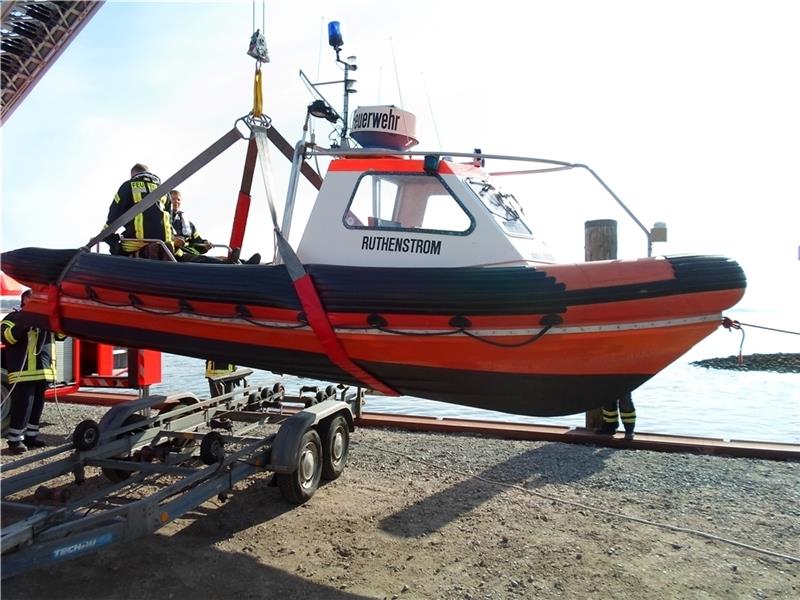 Die Ortsfeuerwehr Dornbusch braucht Ersatz für das Feuerwehrboot „Ruthenstrom“ (hier bei einem Einsatz in Stadersand), das zwischenzeitlich ausgemustert wurde. Foto: Feuerwehr Dornbusch