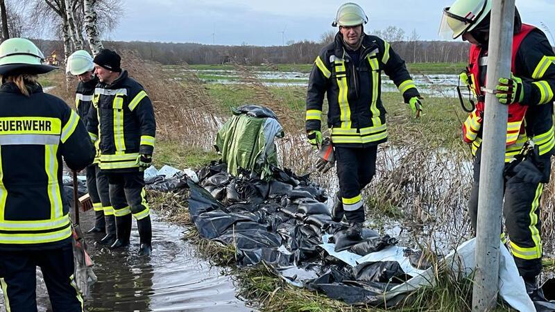 Die Ortsfeuerwehr sichert Trafos am Poggenpohl.
