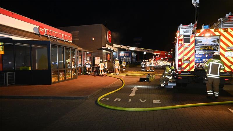 Die Ortsfeuerwehren Stade und Wiepenkathen retten das Schnellrestaurant.