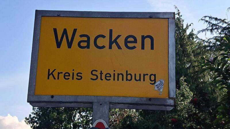 Der Metal-Fan, der sich in Wacken ein Haus kauft Die Ortsschilder des Kult-Dorfes Wacken sind während des Metal-Festivals sehr begehrt. Viele Schilder werden deshalb vorsichtshalber abgeschraubt.