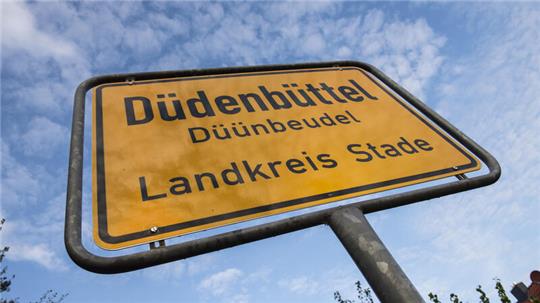 Die Ortsschilder im Landkreis Stade sind ebenso mit dem plattdeutschen Namen versehen.