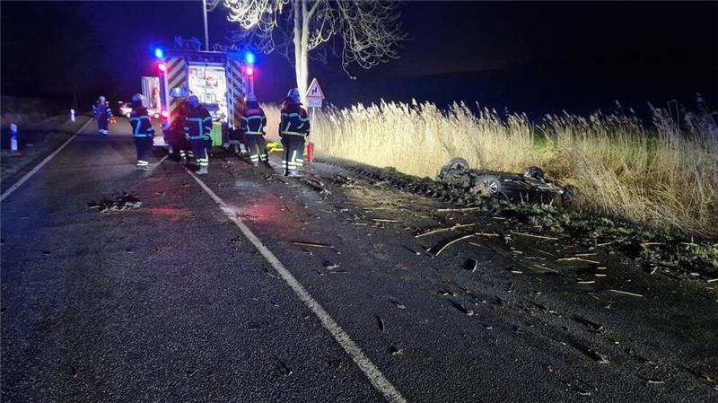 Am Elbdeich überschlagen: Altländer Unfallfahrerin war betrunken Die Ortswehr Steinkirchen unterstützte den Rettungsdienst.