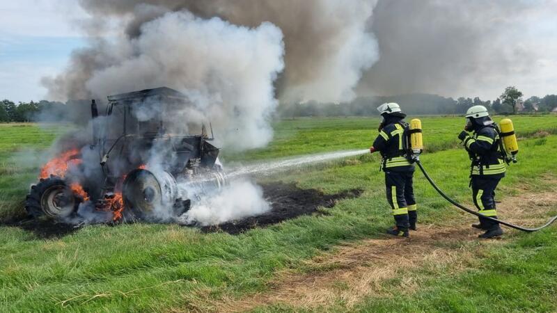 Trecker brennt in Oederquart lichterloh - Landwirt verhindert Desaster Die Ortswehren Oederquart und Freiburg löschten den Brand.