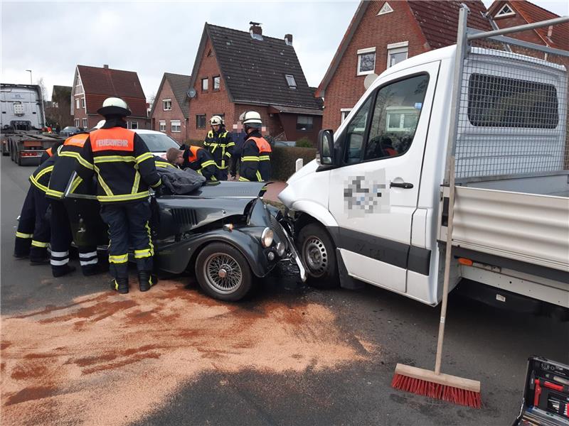 Die Ortswehren aus Königreich, Hover, Ladekop und Borstel sowie die Einsatzleitwagenbesatzung der Ortswehr Jork waren mit 50 Rettern im Einsatz. Foto: Polizei