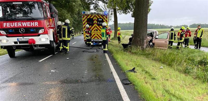 50-jähriger Autofahrer bei Unfall auf der L123 schwer verletzt Die Ortswehren aus Harsefeld, Ohrensen und Bargstedt waren mit rund 40 Einsatzkräften vor Ort. Foto: Polizei