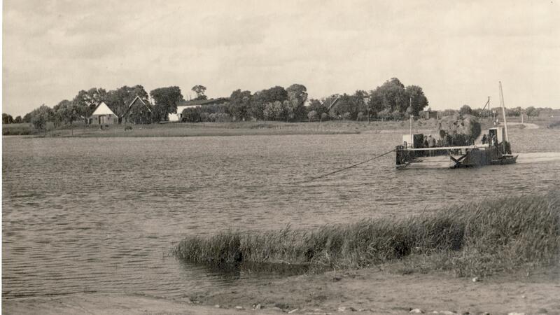 Die Oste in Geversdorf - an der Fährstelle ist sie um die 190 Meter breit.