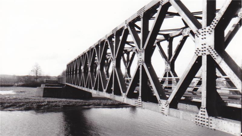 Von der Drehbrücke über die Oste zum Dauer-Provisorium seit 80 Jahren Die Ostebrücke Mitte der 80er Jahre.