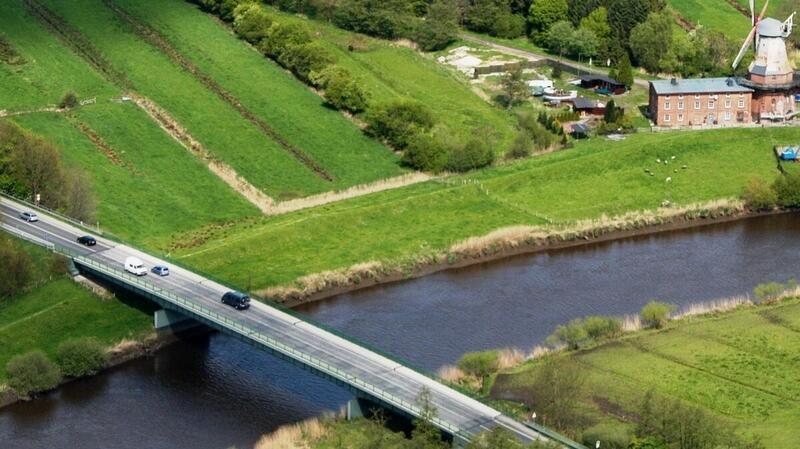 B73-Ostebrücke: Droht jetzt wegen Schwalben der Baustopp? Die Ostebrücke bei Hechthausen ist durch die B73-Baustelle inklusive Ampel ein Nadelöhr.