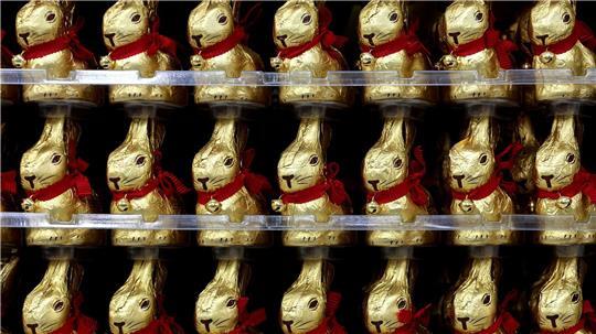 Die Osterhasen von Lindt sind seit einigen Wochen in den Supermärkten zu finden.