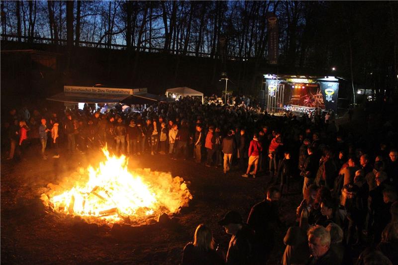 Die Osterparty des Motorradclubs „Satansadler“ aus Buxtehude mit Osterfeuer und Live-Musik zog am Sonnabend zahlreiche Besucher auf das Vereinsgelände gegenüber dem Este-Ring. Auf der Bühne stand die Band „Cockroach“, mit Paletten wurde das Feuer immer weiter angeheizt. Was das Besondere an dieser Osterparty ist? Nachgefragt bei einem Besucher: „Das bunt gemischte Publikum ist toll. Hier trifft der Rocker auf den Büroangestellten“, sagt Ingo Dammann aus Buxtehude, der zum ersten Mal dabei ist. Sein Schwager spielt in der Band . „Und obwohl so viele Leute da sind, ist es ruhig und alle haben gute Laune“, fügt er hinzu. Das sei toll, denn allzu viele Osterfeuer gebe es in Buxtehude ja gar nicht mehr.