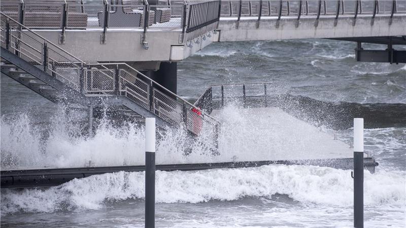 Die Ostsee ist vom Sturm aufgewühlt.