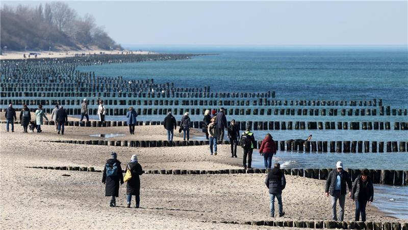 Frühling kommt mit Sonne, Wärme und Schauern im Norden an Die Ostseestrände sind zum Frühlingsbeginn gut besucht.