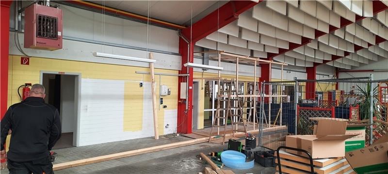 Die Otterndorfer Spielscheune wird aufgehübscht: Der Bistrobereich wird umgebaut und die Deckenkonstruktion erneuert . Außerdem erhält das Spielparadies eine neue Wellenrutsche und Kletterlandschaft.