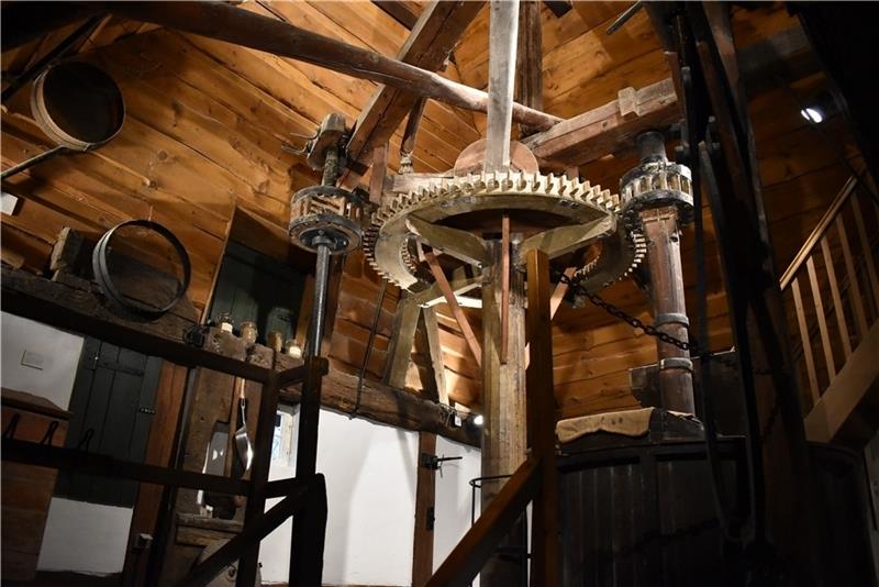 Sorgen um Borsteler Mühle: Sie sinkt immer tiefer Die Ovelgönner Wassermühle wird vom Mühlenverein sorgsam in Schuss gehalten. Müller Franz Rosenkranz kümmert sich auch um die regelmäßige Wartung des Mahlwerks.