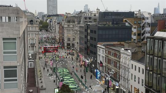 Die Oxford Street ist Fußgängerzone. Der Abschnitt der Oxford Street zwischen der Orchard Street und der Great Portland Street ist seit dem 26.10.2026 für private Kraftfahrzeuge, Busse, Taxis, Mietwagen, Fahrräder, Roller und Fahrradrikschas gesperrt.