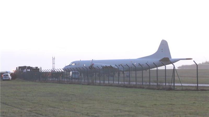 P-3 Orion: Hier verlässt der Marineflieger den Stützpunkt für immer Die P-3 Orion verlässt das Militärgelände in Nordholz und beginnt ihre letzte Reise ins Aeronauticum.