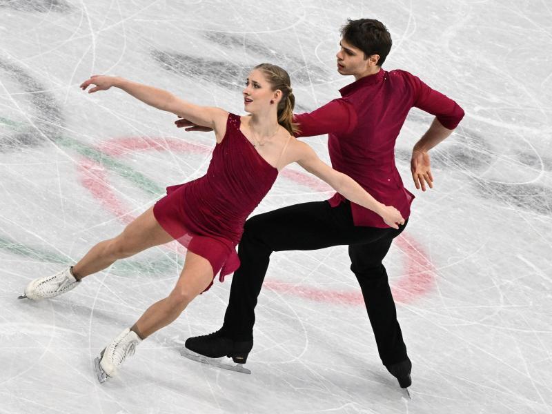 Die Paarläufer Minerva Fabienne Hase und Nolan Seegert kamen im Kurzprogramm auf den 14. Platz. Foto: Peter Kneffel/dpa