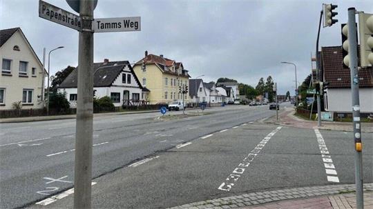 Die Papenstraße ist eine der Hauptverkehrsadern in Cuxhaven: An der Kreuzung zum Tamms Weg kollidierte der Audi mit einem entgegenkommenden Porsche. Eine 39-jährige Frau verlor ihr Leben.
