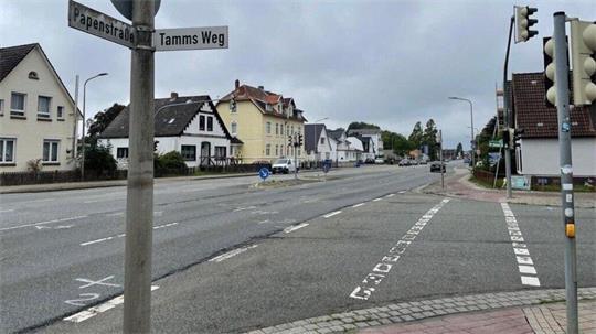 Die Papenstraße ist eine der Hauptverkehrsadern in Cuxhaven: An der Kreuzung zum Tamms Weg kollidierte der Audi mit einem entgegenkommenden Porsche. Eine 39-jährige Frau verlor ihr Leben.