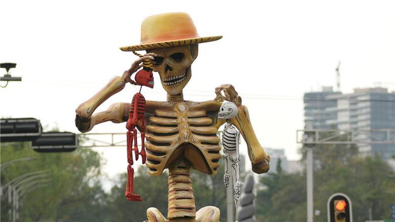 Tag der Toten: 1,5 Millionen Menschen bei Parade in Mexiko Die Parade ist einem Umzug nachempfunden, der im James-Bond-Film „Spectre“ von 2015 zu sehen war.