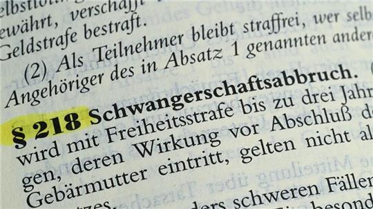 Die Paragrafen 218 und 218a im Strafgesetzbuch regeln bislang die Strafbarkeit von Schwangerschaftsabbrüchen.
