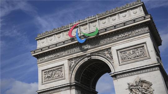Das Symbol der Paralympischen Spiele hängt am Arc de Triomphe.