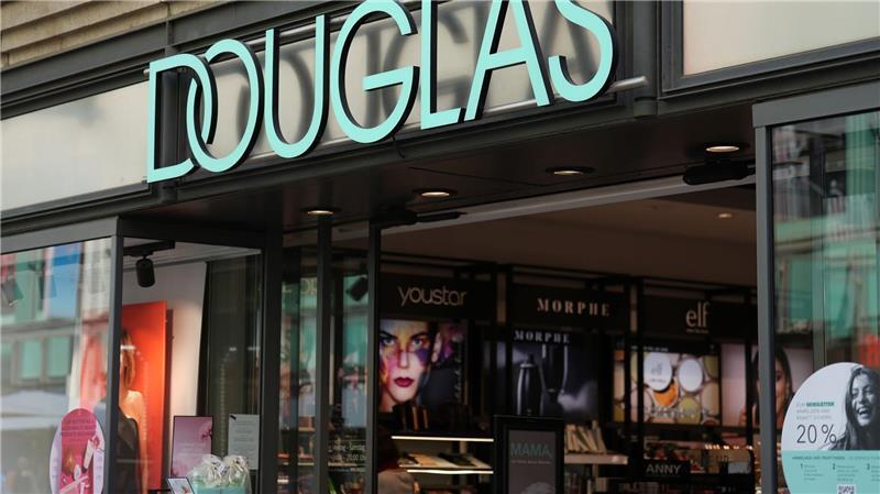Die Parfümeriekette Douglas hat in Deutschland etwa 340 Filialen.