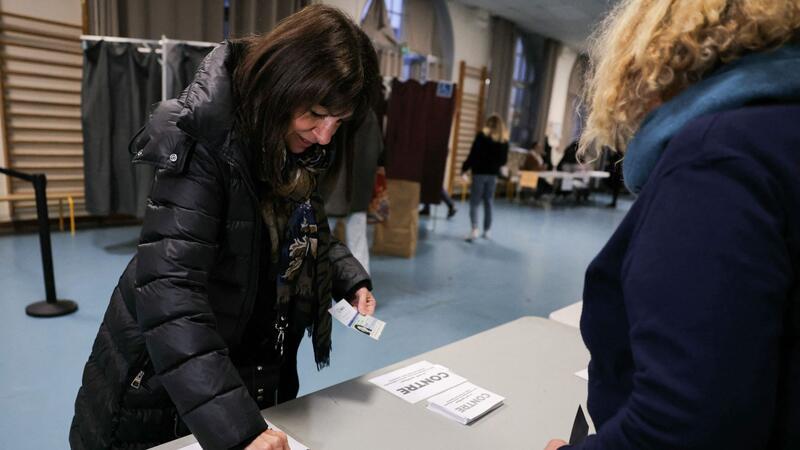 Kampfansage an SUV: Paris verdreifacht Parkgebühren Die Pariser Bürgermeisterin Anne Hidalgo in einem Wahllokal.
