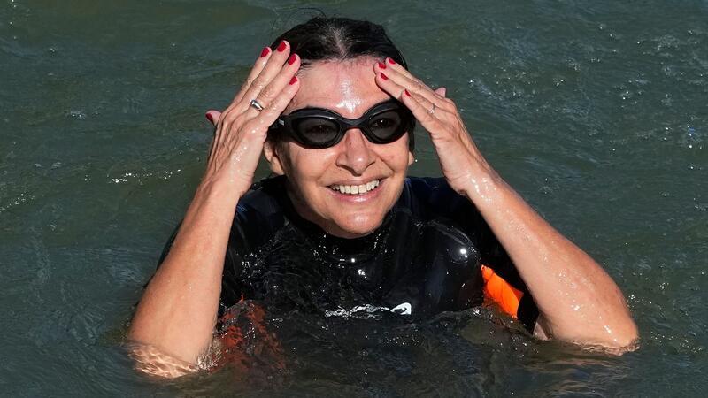 Pariser Bürgermeisterin schwimmt vor Olympia in der Seine Die Pariser Bürgermeisterin hat getestet, ob die Seine sauber genug zum Schwimmen ist.