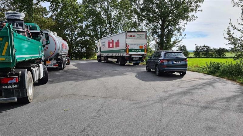 Die Parkplätze an der B73 zwischen Belum und Neuhaus sind stark frequentiert. Foto: Cuxhavener Nachrichten