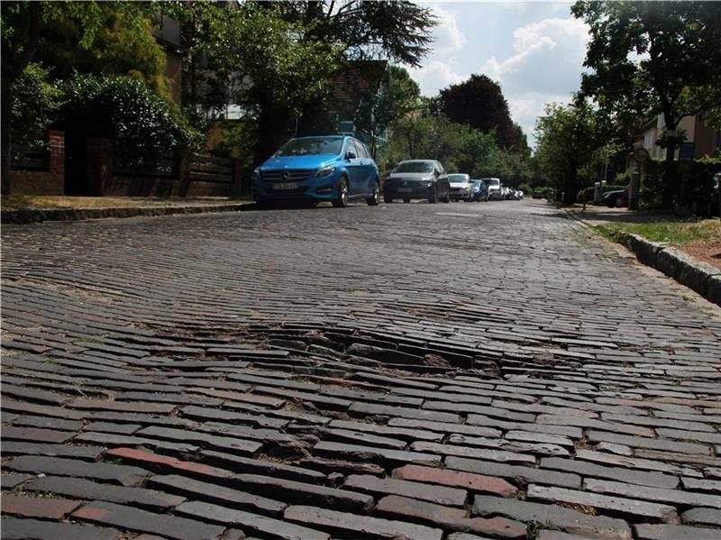 Die Parkstraße weist starke Verwerfungen in der Pflasterung auf und sol 2020 ebenfalls saniert werden.