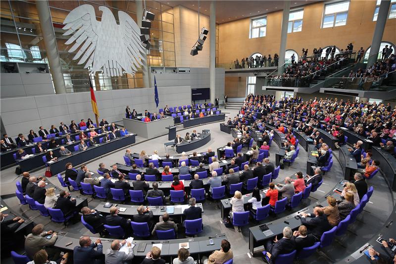 Die Parlamentarier des Deutschen Bundestages bei einer Abstimmung im Sommer 2017.