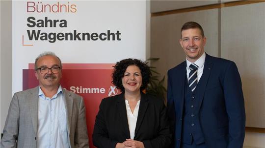 Die Partei Bündnis Sahra Wagenknecht (BSW) hat einen niedersächsischen Landesverband gegründet. An der Spitze stehen der Mediziner Thorsten Renken (r.) und der bisherige Landesbeauftragte des BSW für Niedersachsen, Holger Onken (l). Die Bundesvorsitzende Amira Mohamed Ali nahm am Parteitag teil.