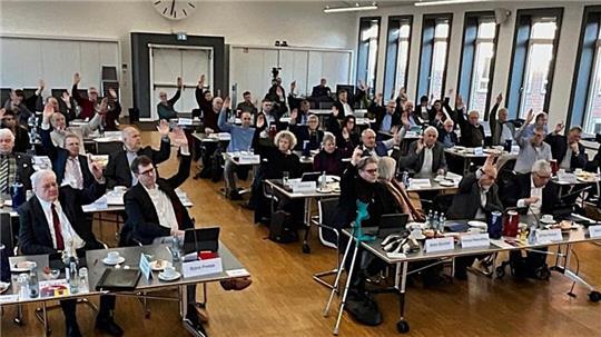 Die Parteien der Mitte stellen bei der Abstimmung über den Kreishaushalt 2026 die Mehrheit sicher.