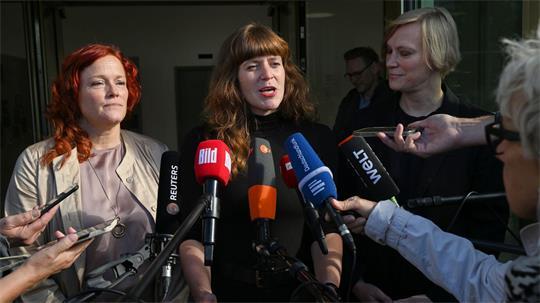 Die Parteivorsitzenden Bettina König (SPD, l-r), Kerstin Wolter (Die Linke) und Nina Stahr (Bündnis 90/Die Grünen) haben gemeinsam mit anderen Vertretern ihrer Parteien über Antisemitismus beraten. 
