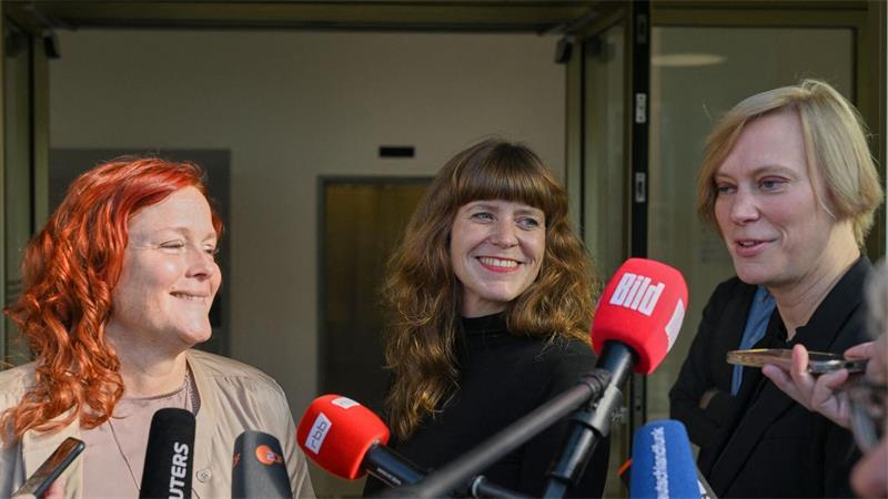 Bei Dreiergesprächen noch keine Einigung über Antisemitismus Die Parteivorsitzenden Bettina König (SPD, l-r), Kerstin Wolter (Die Linke) und Nina Stahr (Bündnis 90/Die Grünen) haben gemeinsam mit anderen Vertretern ihrer Parteien über Antisemitismus beraten.