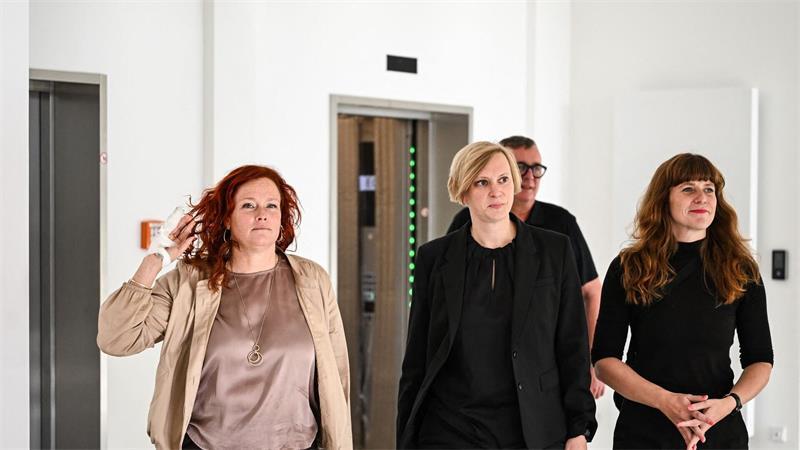 Die Parteivorsitzenden Bettina König (SPD, l-r), Nina Stahr (Bündnis 90/Die Grünen) und Kerstin Wolter (Die Linke) und andere Politiker haben sich erstmals nach der Wahl im Drei-Parteien-Format getroffen.  