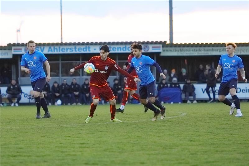 Klassenunterschied im Auetal – A/O verliert 0:4 Die Partie gegen Lupo-Martini Wolfsburg endet für SV Ahlerstedt/Ottendorf mit einer 0:4-Niederlage. Foto: Jörg Struwe