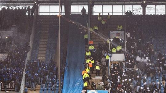 Die Partie von Hansa Rostock gegen den FC Schalke 04 wurde von schweren Ausschreitungen überschattet.