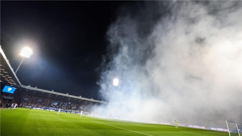 Die Partie wurde wegen Pyro-Zündeleien zehn Minuten später angepfiffen.