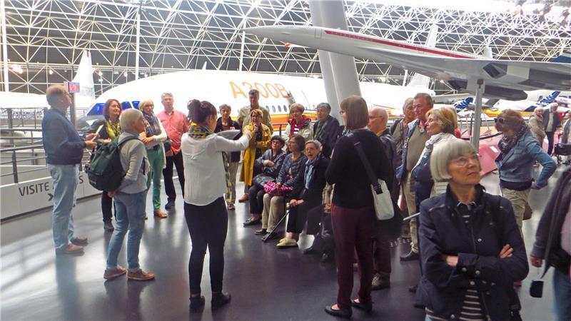 Deutsche und Franzosen: Welche Klischees stimmen - und welche nicht Die Partnerschaft Buxtehudes mit Blagnac hat viel mit dem Flugzeugbauer Airbus zu tun. Das Foto aus 2022 zeigt eine Gruppe aus Buxtehude und französische Gastgeber bei einem Besuch im Aeroscopia Luftfahrtmuseum in Blagnac.