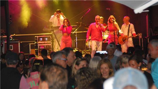 Die Party Kings & Queens sorgen für Stimmung mit Hits von Abba bis ACDC.
