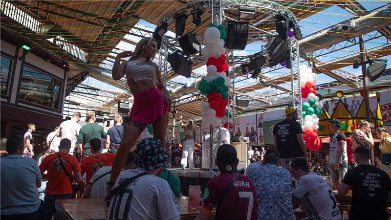 Die Party zur Eröffnung der Saison im Lokal „Bierkönig“ begann schon am Nachmittag.
