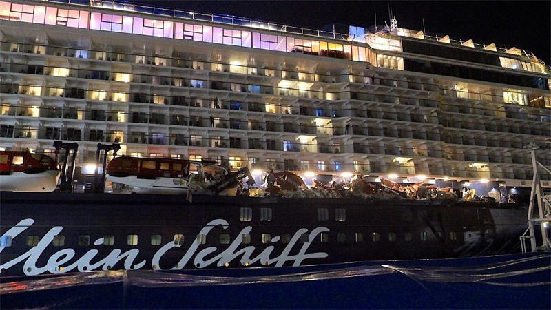 Die Passagiere konnten nach dem Unfall zunächst auf dem Schiff bleiben. 