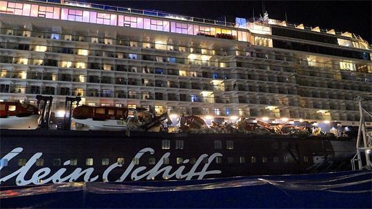 Die Passagiere konnten nach dem Unfall zunächst auf dem Schiff bleiben. 