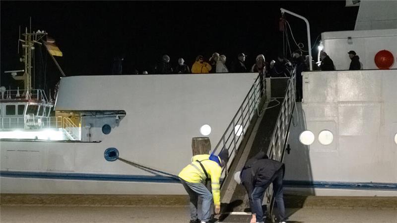 Die Passagiere waren stundenlang an Bord des Schiffs.