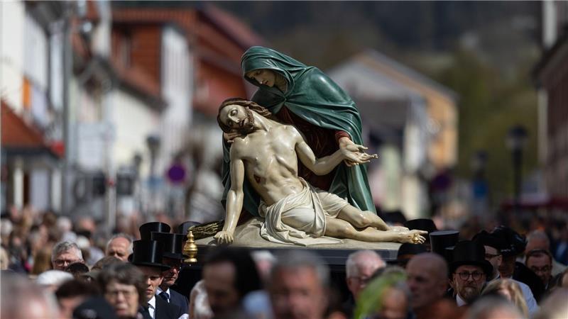 Die Passionsfigur „Die Schmerzhafte Mutter“ wird bei der Palmsonntagsprozession der katholischen Gläubigen in Heiligenstadt getragen. 