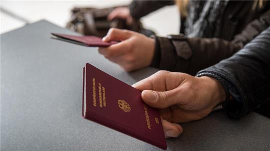 Die Passkontrolle am Flughafen kann dauern - ärgerlich, wenn die Zeit drängt